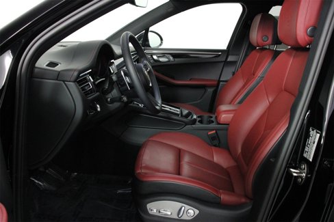 Certified 2025 Porsche Macan image 5