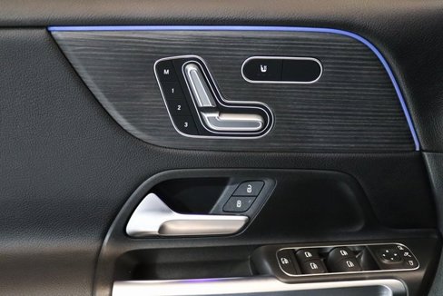 Used 2025 Mercedes-Benz GLB 250 4MATIC image 3