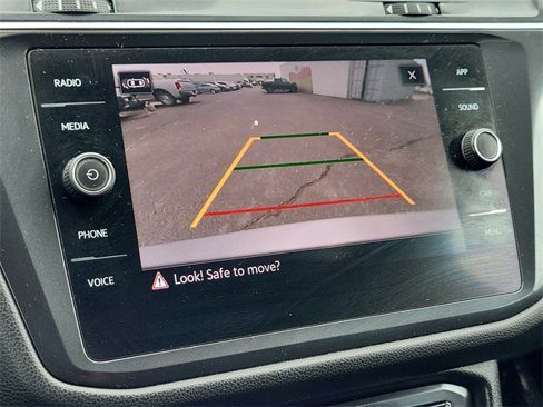 Used 2021 Volkswagen Tiguan SE image 12