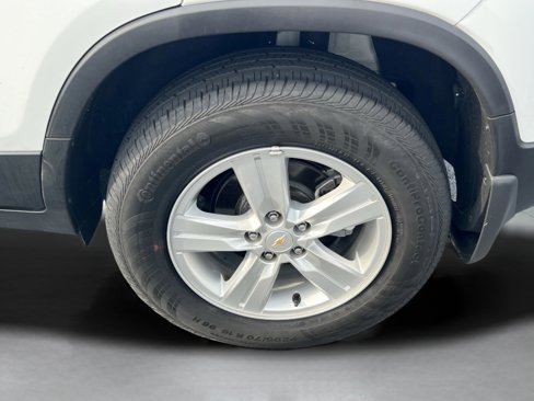 Used 2022 Chevrolet Trax LS w/ Tint and Cruise Package image 29