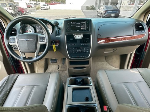 Used 2014 Chrysler Town & Country Touring w/ Driver Convenience Group image 3