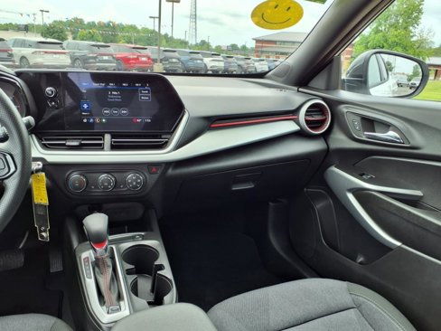Used 2025 Chevrolet Trax RS image 24