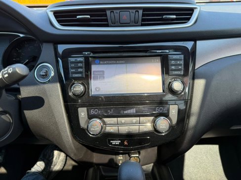 Used 2016 Nissan Rogue SV w/ SV Premium Package image 15