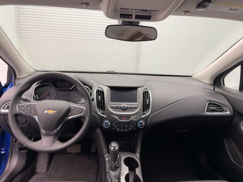 Used 2017 Chevrolet Cruze LT w/ Convenience Package image 4