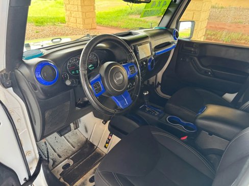 Used 2015 Jeep Wrangler Unlimited Sahara w/ Connectivity Group image 12