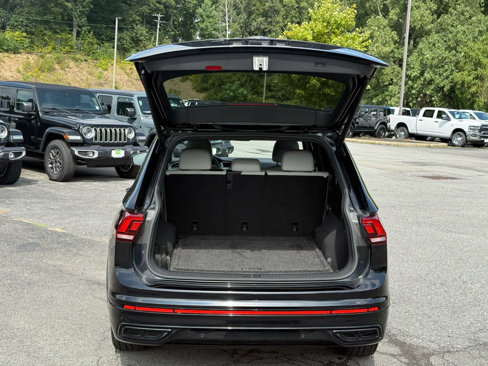 Used 2022 Volkswagen Tiguan SE R-Line image 10