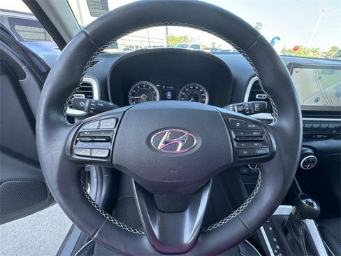 Used 2022 Hyundai Venue Limited image 17