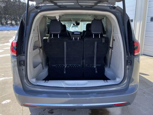 Used 2022 Chrysler Pacifica Touring-L image 24