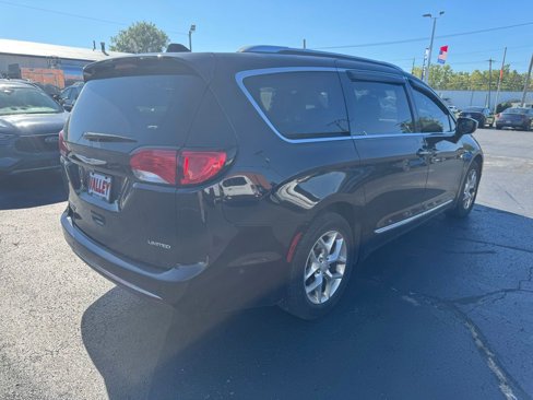 Used 2018 Chrysler Pacifica Limited w/ Advanced Safetytec Group image 3