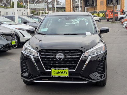New 2025 Nissan Kicks Play S image 2