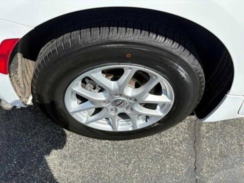 Used 2023 Chrysler Voyager LX image 10