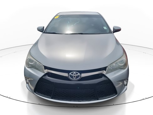 Used 2016 Toyota Camry SE image 2