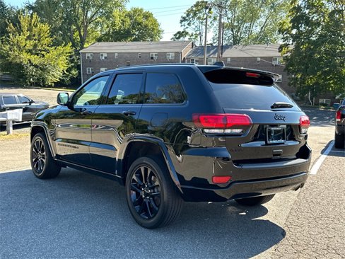 Used 2022 Jeep Grand Cherokee Laredo X image 2