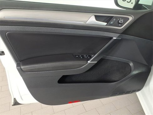Used 2016 Volkswagen Golf SE image 10