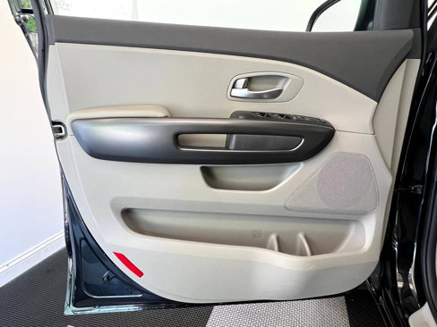 Used 2017 Kia Sedona LX image 7