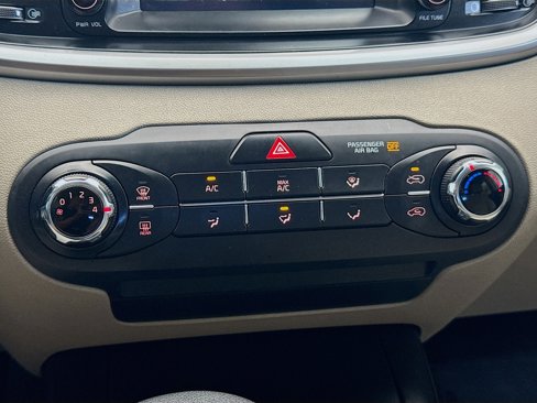 Used 2020 Kia Sorento LX image 10