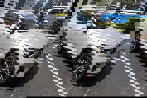 Certified 2023 Volvo XC40 B5 Plus image 1