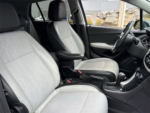 Used 2020 Chevrolet Trax LT w/ Sun & Sound Package image 13
