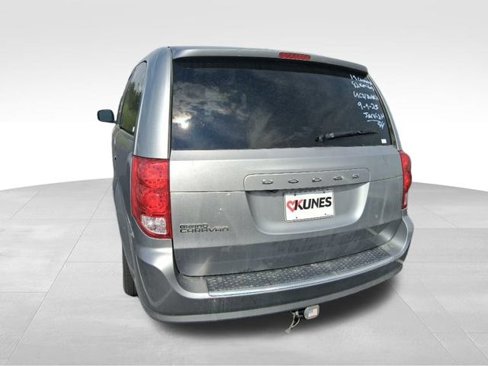 Used 2019 Dodge Grand Caravan SE w/ UConnect Hands-Free Group image 8