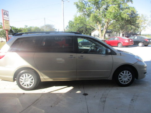 Used 2008 Toyota Sienna LE image 2