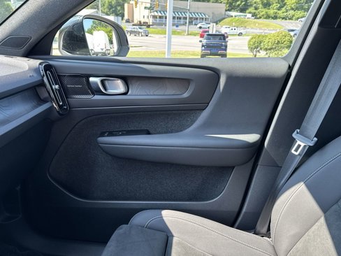 Certified 2022 Volvo C40 P8 Recharge Ultimate image 28