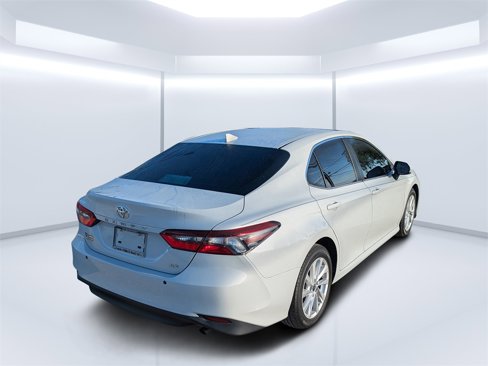 Used 2022 Toyota Camry LE image 3
