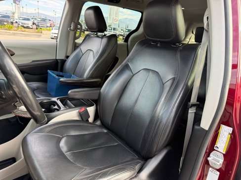 Used 2019 Chrysler Pacifica Touring-L image 5