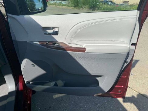 Used 2011 Toyota Sienna Limited image 22