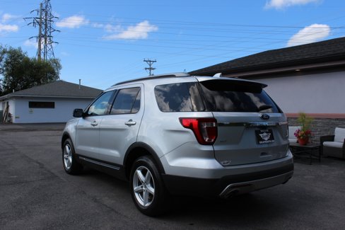 Used 2017 Ford Explorer XLT w/ Equipment Group 202A image 9