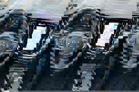 Certified 2025 Volvo S60 B5 Core image 17