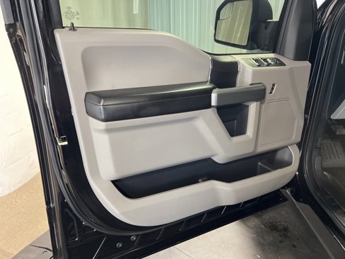 Used 2017 Ford F150 XLT image 4