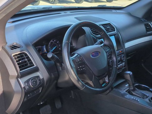 Used 2017 Ford Explorer XLT w/ Equipment Group 202A image 10