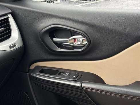 Used 2015 Jeep Cherokee Limited image 29