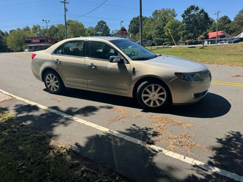 Used 2010 Lincoln MKZ image 3