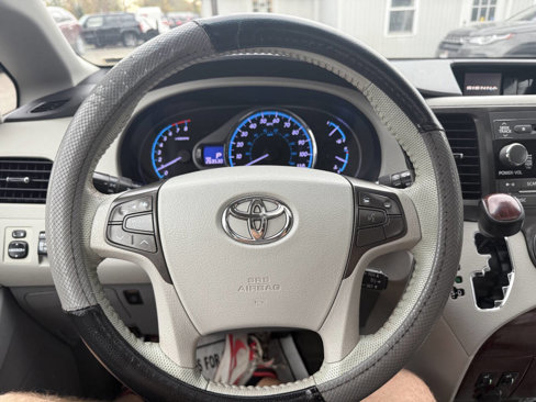 Used 2011 Toyota Sienna XLE image 10