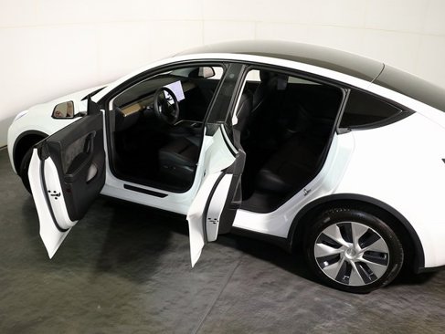 Used 2021 Tesla Model Y Long Range image 5