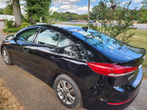 Used 2017 Hyundai Elantra SE image 2