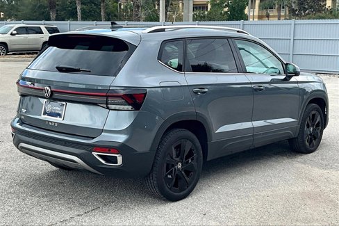 Certified 2025 Volkswagen Taos SE w/ Black Wheel Package image 5