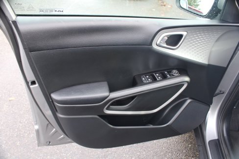Used 2023 Kia Soul LX image 9