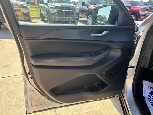 New 2024 Jeep Grand Cherokee L Altitude image 10