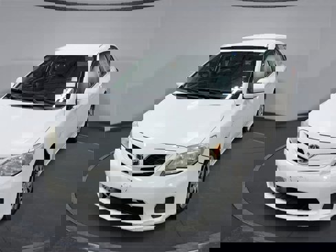 Used 2011 Toyota Corolla LE image 1