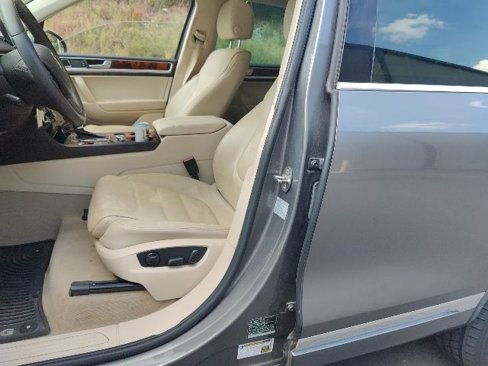 Used 2012 Volkswagen Touareg TDI image 9