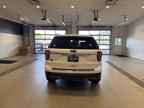 Used 2018 Ford Explorer XLT w/ Equipment Group 202A image 7