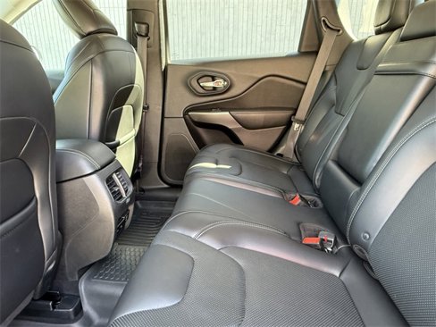 Used 2019 Jeep Cherokee Limited image 18