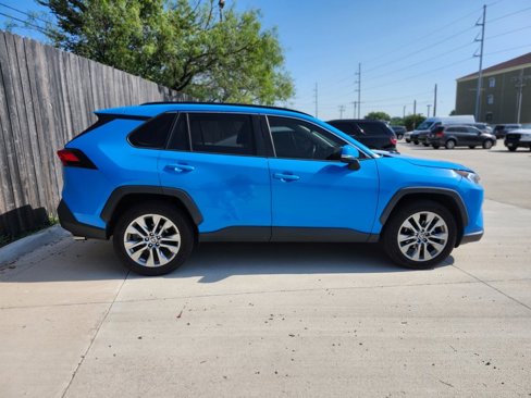 Used 2021 Toyota RAV4 XLE Premium image 4