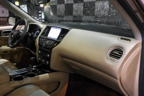 Used 2016 Nissan Pathfinder Platinum w/ Family Entertainment Package image 13