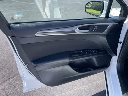 Used 2017 Ford Fusion SE w/ Equipment Group 201A image 18