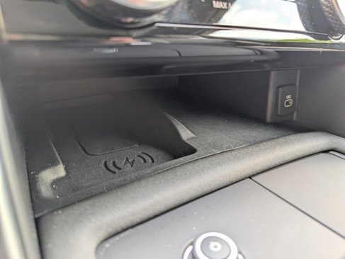 Certified 2024 Land Rover Discovery Dynamic SE image 17