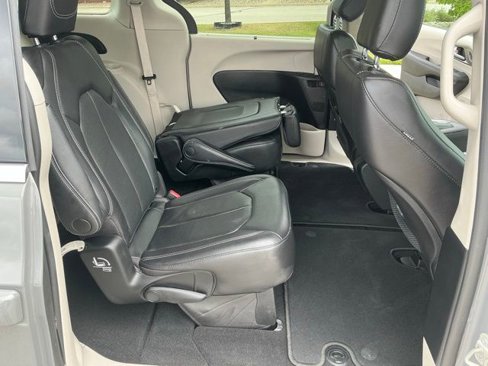Used 2022 Chrysler Pacifica Touring-L image 30