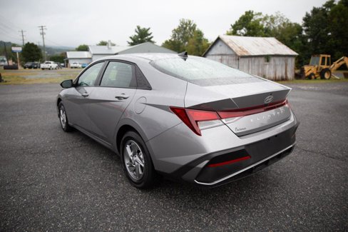 Used 2025 Hyundai Elantra SE image 5
